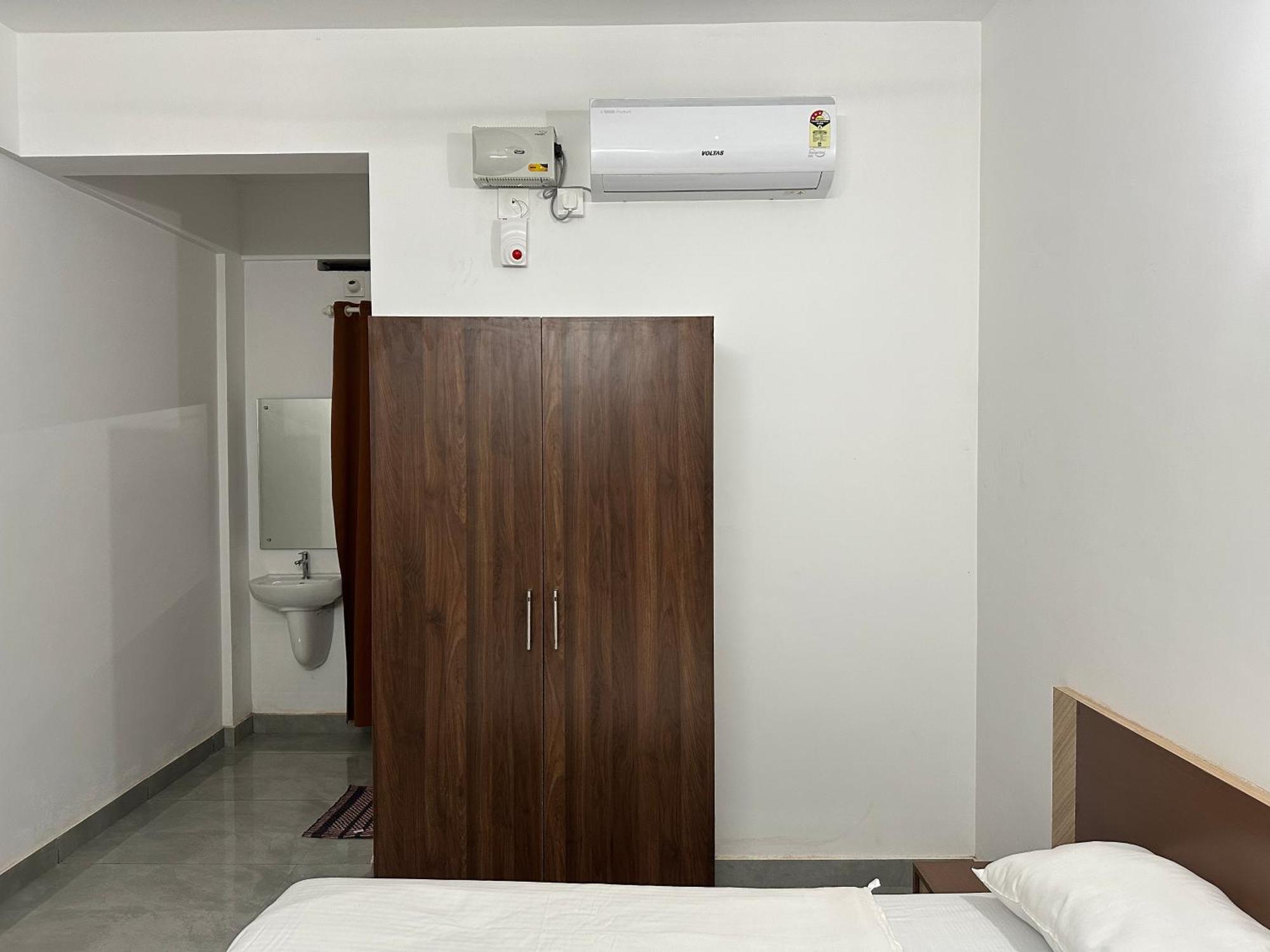 Jayalakshmi Residency Hotel Vaduvanchal Bagian luar foto