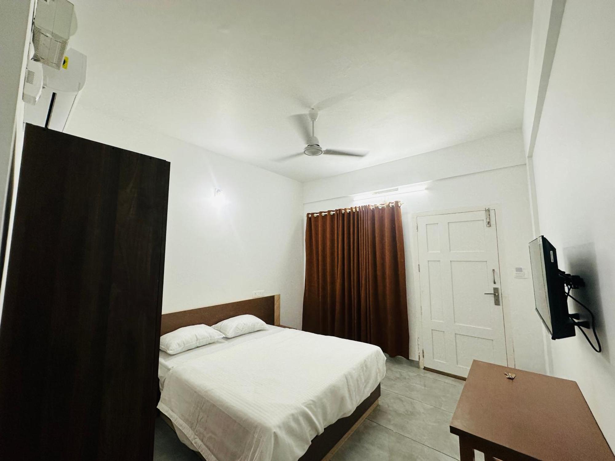 Jayalakshmi Residency Hotel Vaduvanchal Bagian luar foto