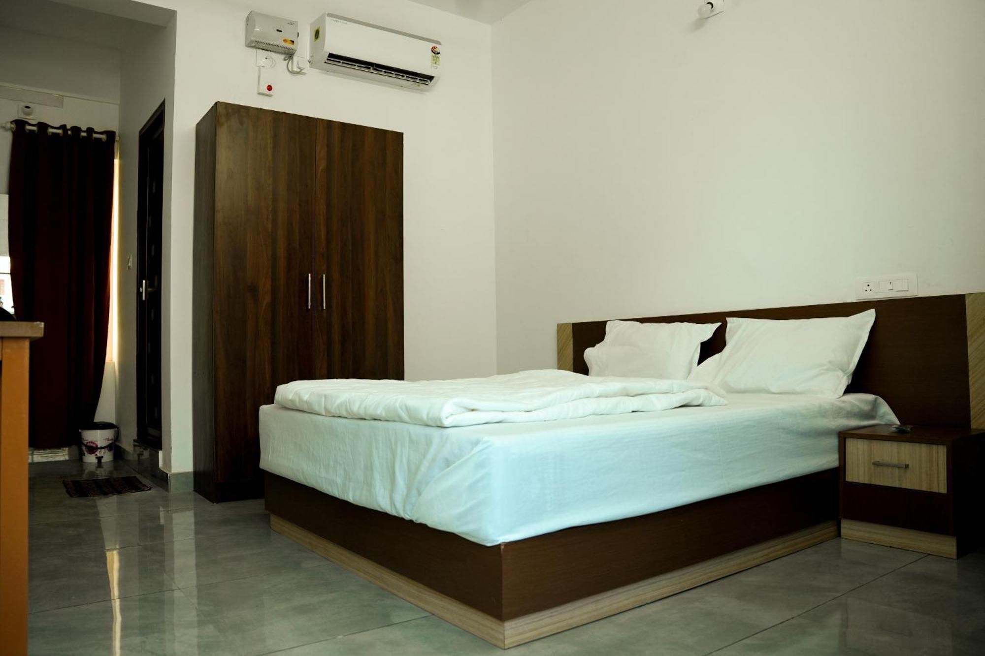 Jayalakshmi Residency Hotel Vaduvanchal Bagian luar foto