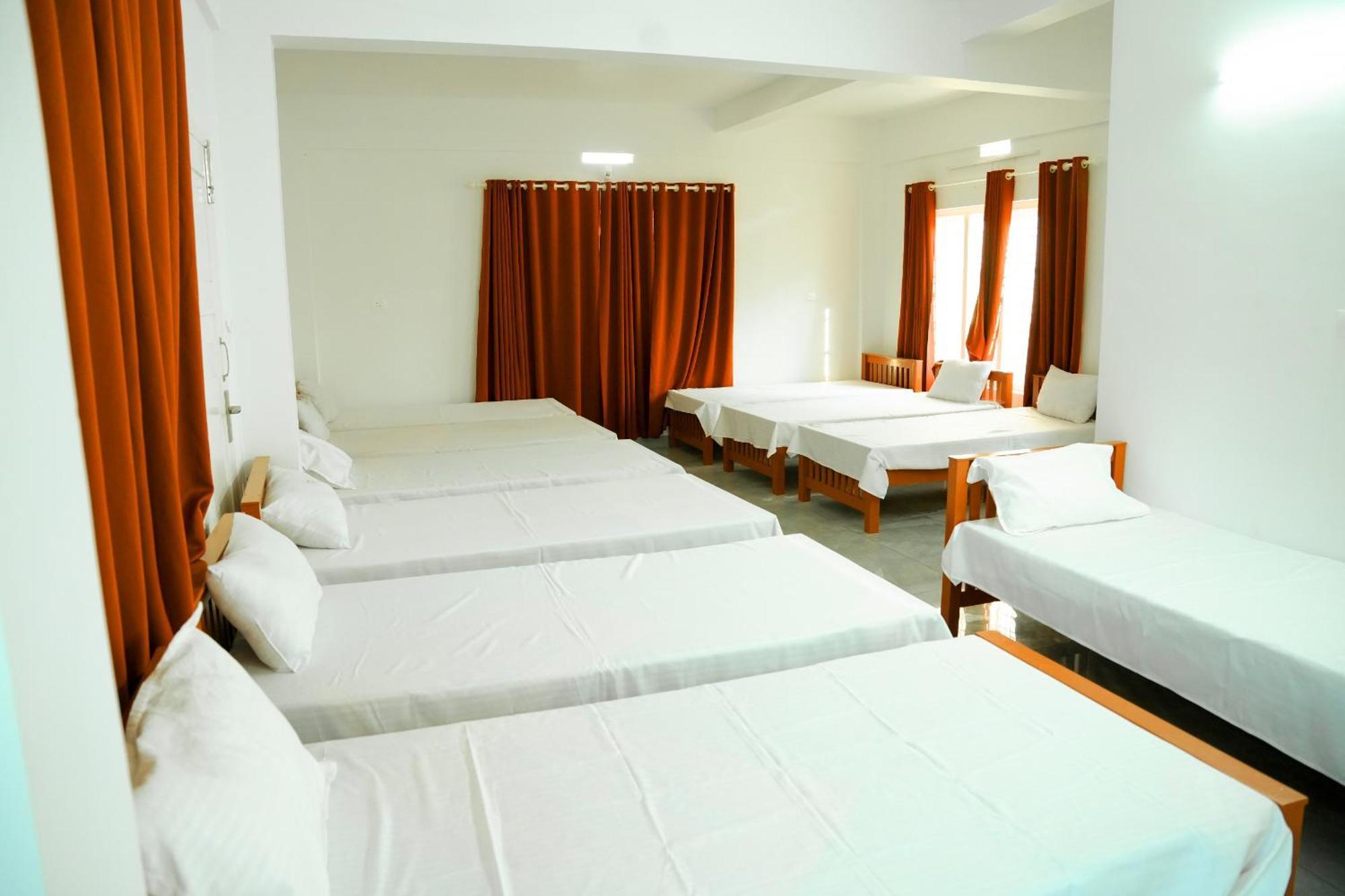 Jayalakshmi Residency Hotel Vaduvanchal Bagian luar foto