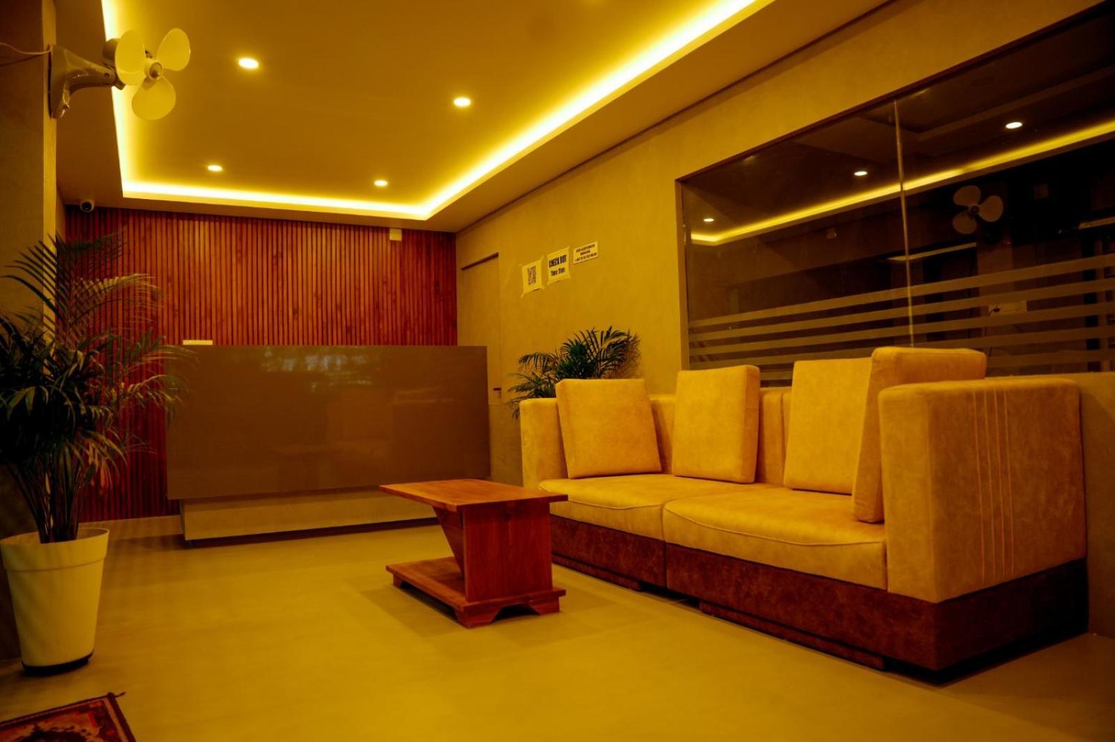 Jayalakshmi Residency Hotel Vaduvanchal Bagian luar foto